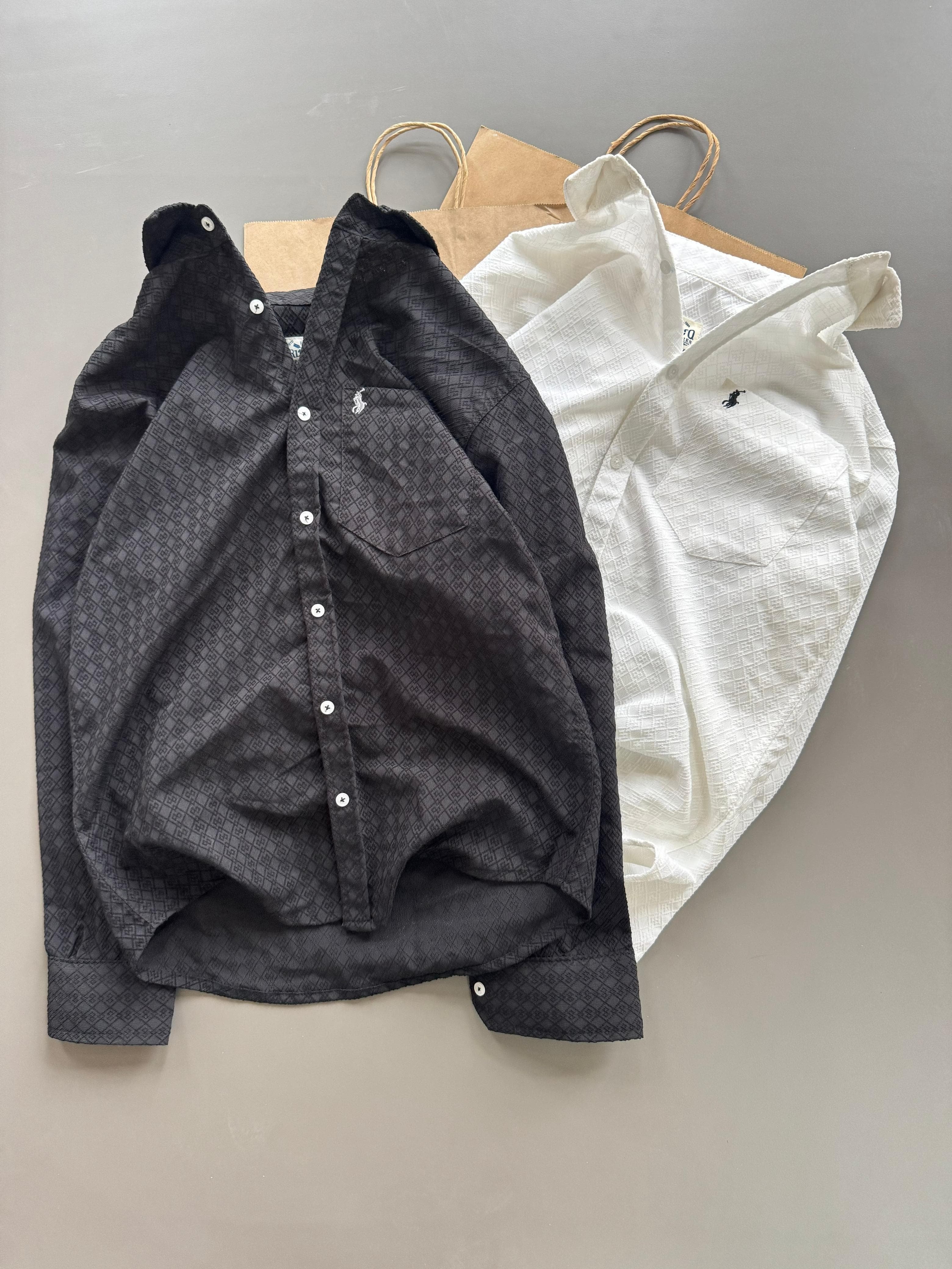 Important fabric shirt
White & black 
Size M,L,Xl