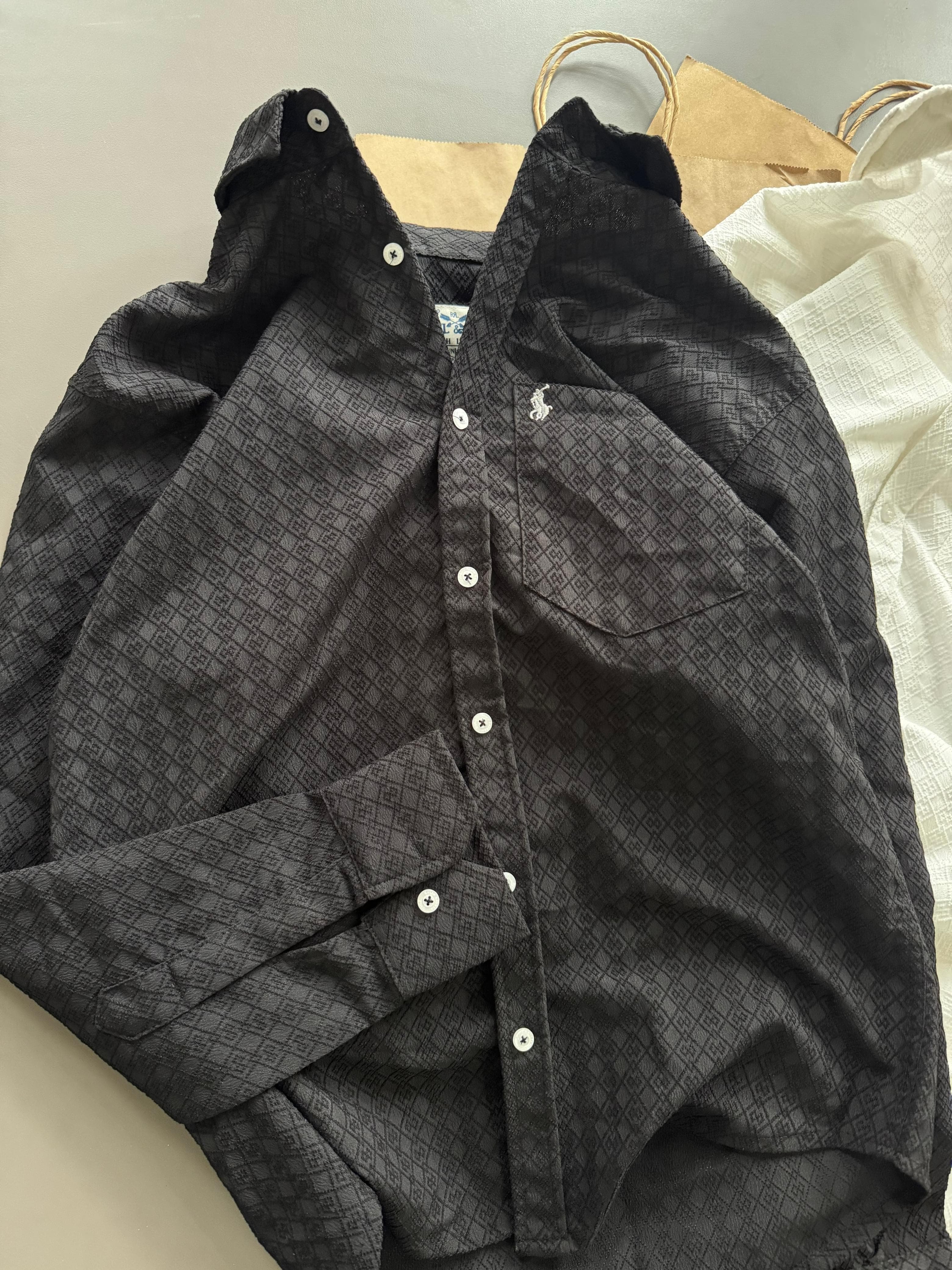 Important fabric shirt
White & black 
Size M,L,Xl